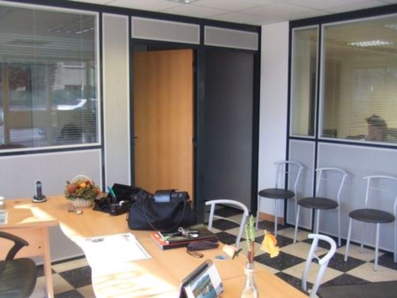 Vente locaux T3 Marignane 13700  location grand local avec 3 bureaux proche CV, en RDC avec vitrine