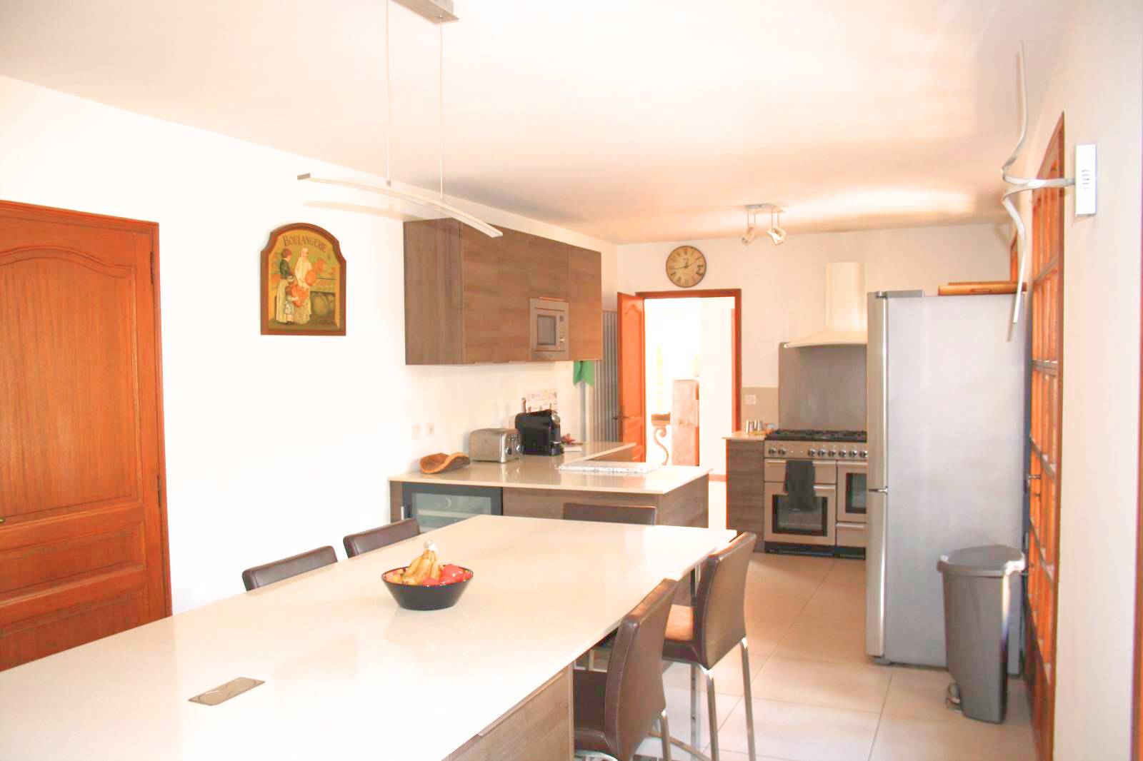 En vente villa d'architecte 8 pièces Les Pennes Mirabeau quartier Les Barnoins avec piscine et sans vis à vis