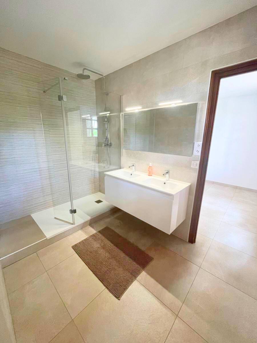 En vente villa d'architecte 8 pièces Les Pennes Mirabeau quartier Les Barnoins avec piscine et sans vis à vis