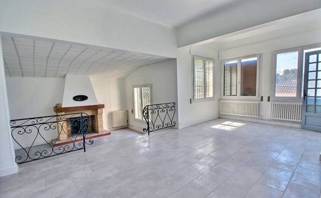 Villa T4 Marignane au pied de la Colline dans quartier recherché avec piscine et possibilité d'aménager une dépendance