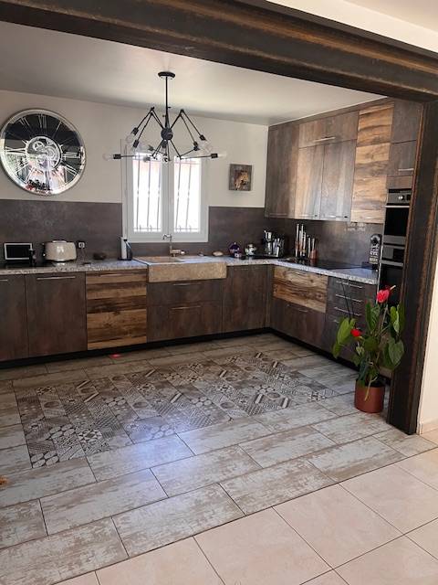 Villa T5 Rognac Les Barjaquets 4 chambres, un garage, une piscine, vue sur l'étang