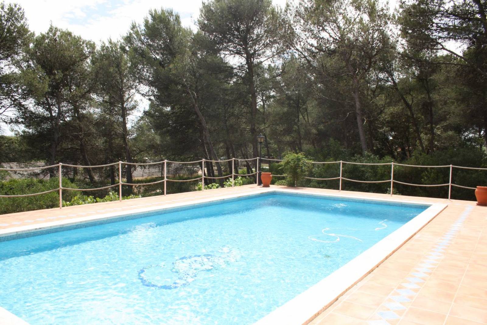 En vente villa d'architecte 8 pièces Les Pennes Mirabeau quartier Les Barnoins avec piscine et sans vis à vis