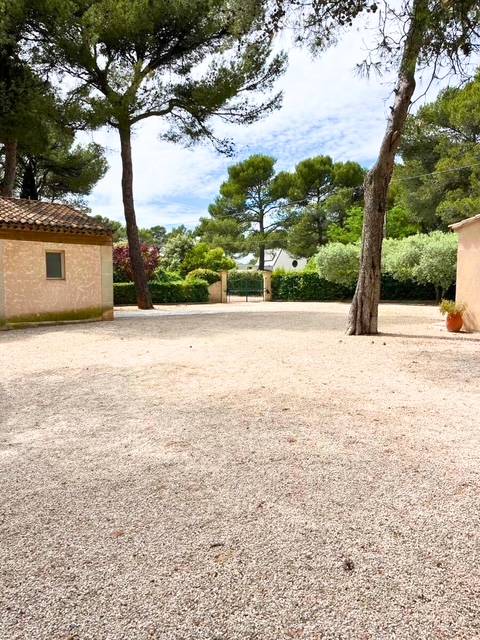 En vente villa d'architecte 8 pièces Les Pennes Mirabeau quartier Les Barnoins avec piscine et sans vis à vis