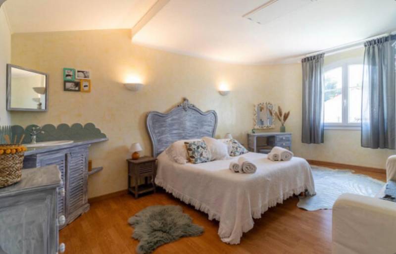 Villa T6 Marignane Colline 5 grandes chambres, meublée, piscine et cuisine d'été