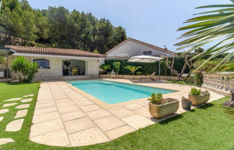 Villa T6 Marignane Colline 5 grandes chambres, meublée, piscine et cuisine d'été