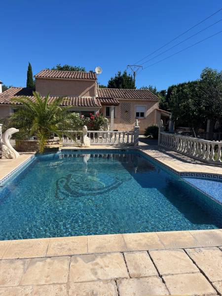 Villa 5 chambre Saint Victoret proche de commodités avec piscine et grand terrain