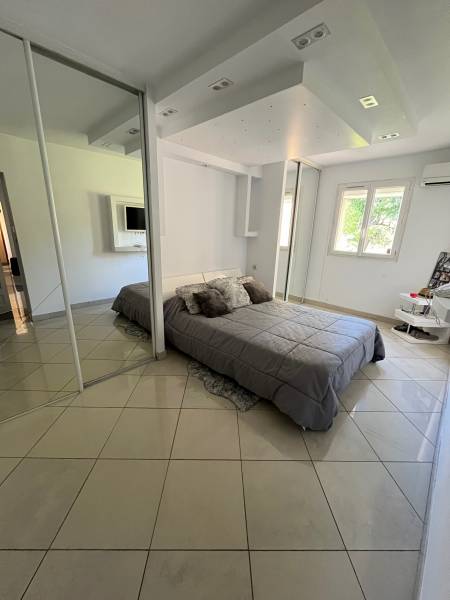 Villa 5 chambre Saint Victoret proche de commodités avec piscine et grand terrain