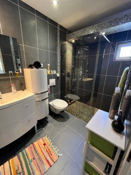 Villa 5 chambre Saint Victoret proche de commodités avec piscine et grand terrain