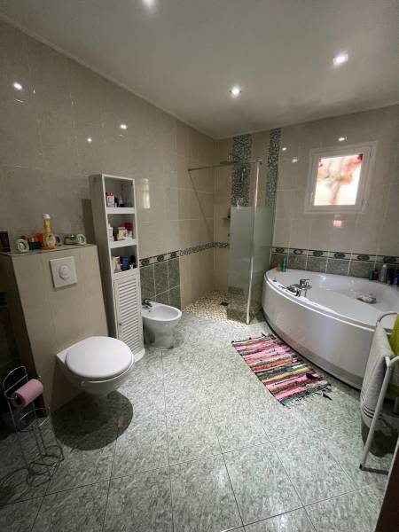 Villa 5 chambre Saint Victoret proche de commodités avec piscine et grand terrain