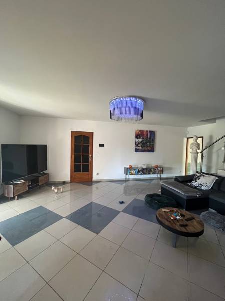 Villa 5 chambre Saint Victoret proche de commodités avec piscine et grand terrain