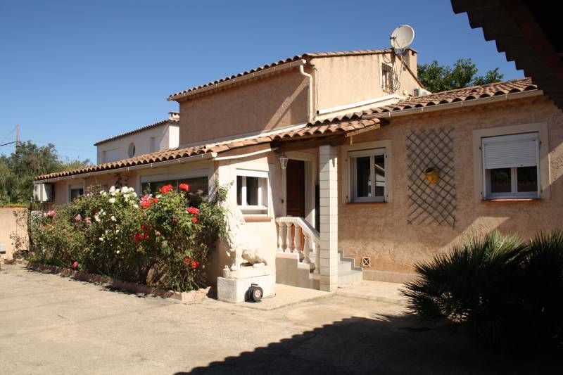 Villa 5 chambre Saint Victoret proche de commodités avec piscine et grand terrain