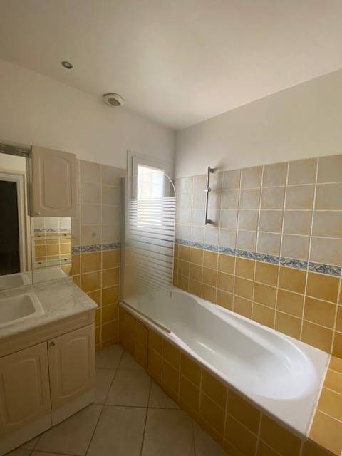 Villa Simiane collongue  3 chambres 700m² abri voitures