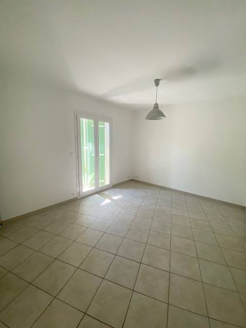 Villa Simiane collongue  3 chambres 700m² abri voitures