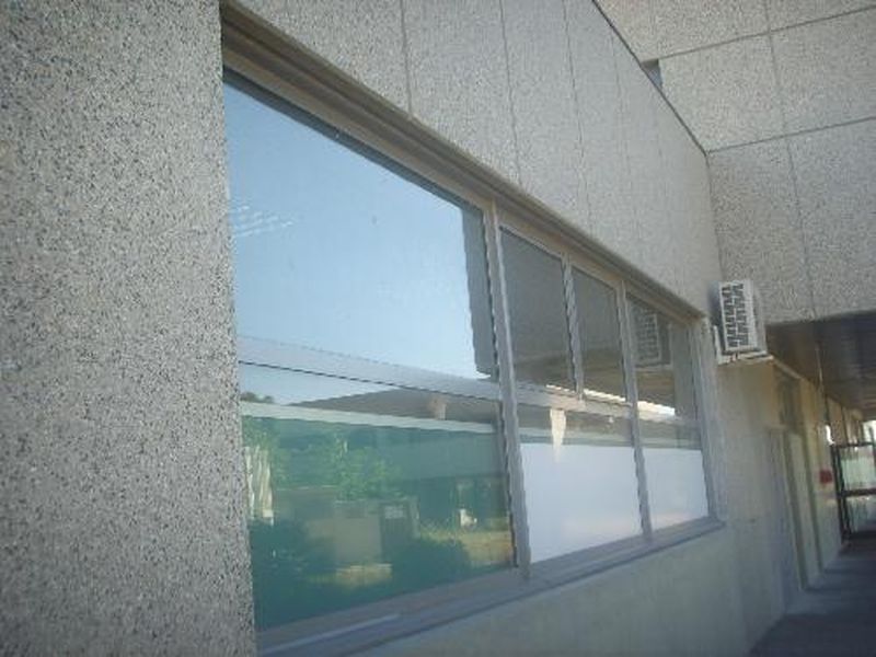 Vente locaux T1 St Victoret 13730  Location, grande vitrine, parking sécurisé