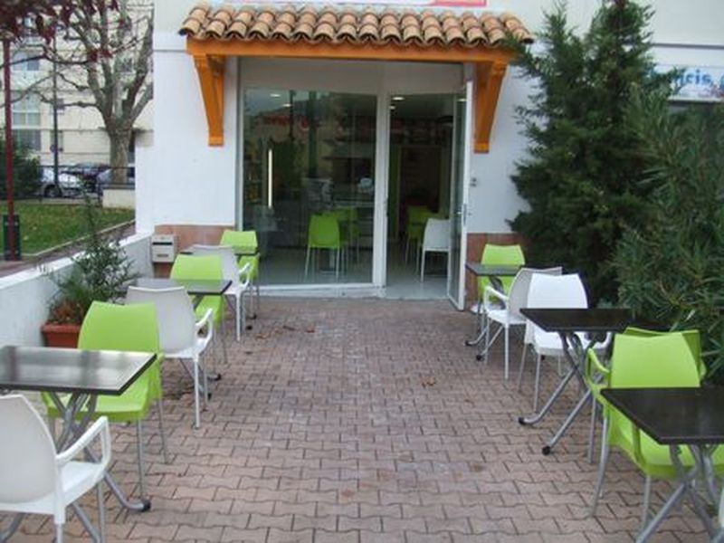 Vente locaux T2 Marignane 13700  Materiel récent. Four à pizza neuf. Terrasse