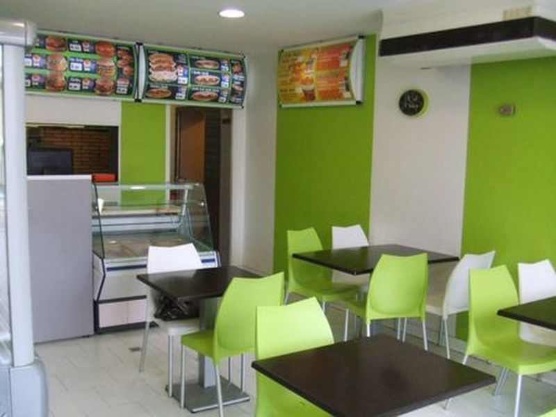 Vente locaux T2 Marignane 13700  Materiel récent. Four à pizza neuf. Terrasse