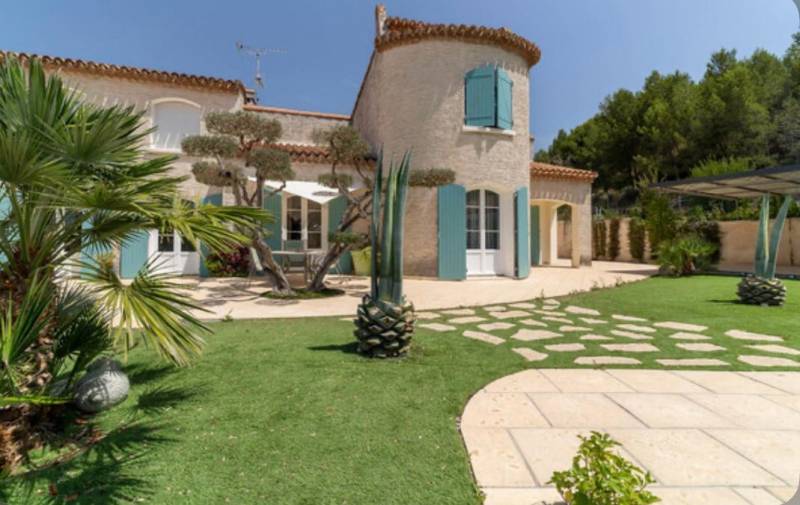 Villa T6 Marignane Colline 5 grandes chambres, meublée, piscine et cuisine d'été