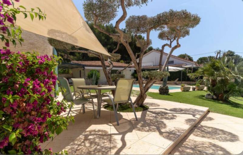 Villa T6 Marignane Colline 5 grandes chambres, meublée, piscine et cuisine d'été